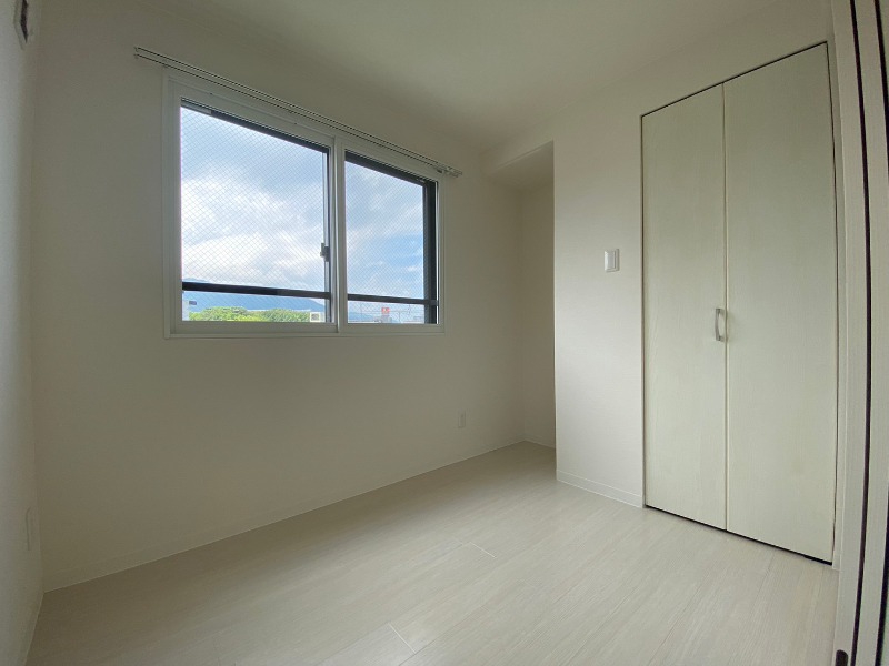 その他部屋・スペース　寝室はこちらです。光が差し込む、温かみのあるお部屋です。