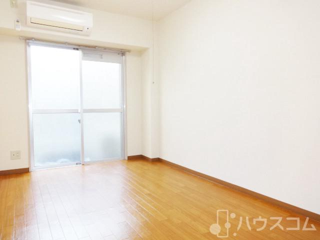 居室・リビング　洋室は６．０帖ございます☆一人暮らしには十分ですね♪