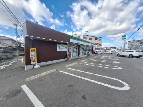 コンビニ　ファミリーマート小山4丁目店（コンビニ）まで774m