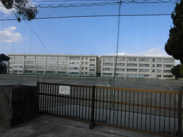 中学校　茅ヶ崎市立鶴嶺中学校（中学校）まで520m