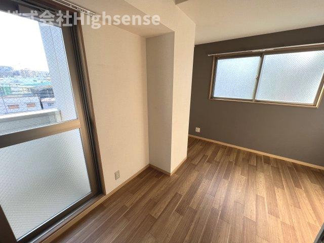 その他部屋・スペース　落ち着いた色調の寝室です