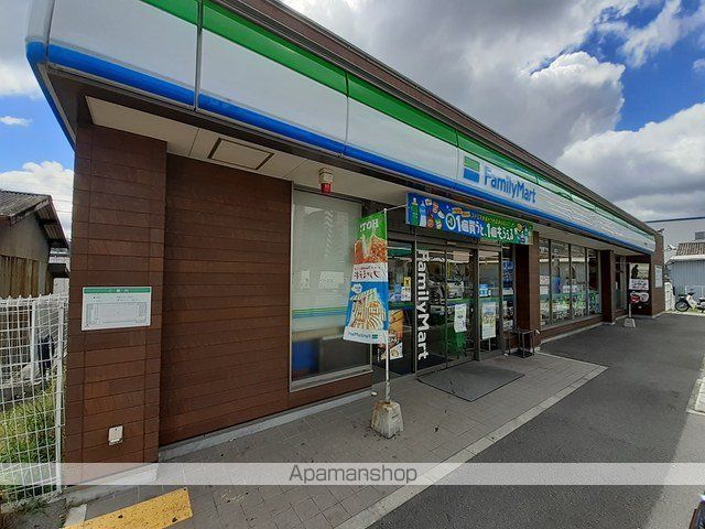 コンビニ　ファミリーマート様（コンビニ）まで152m