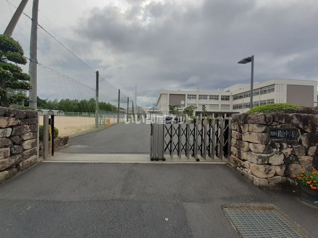 中学校　津山市立鶴山中学校（中学校）まで846m