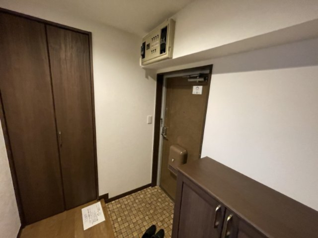 玄関　別部屋のお写真となります。
