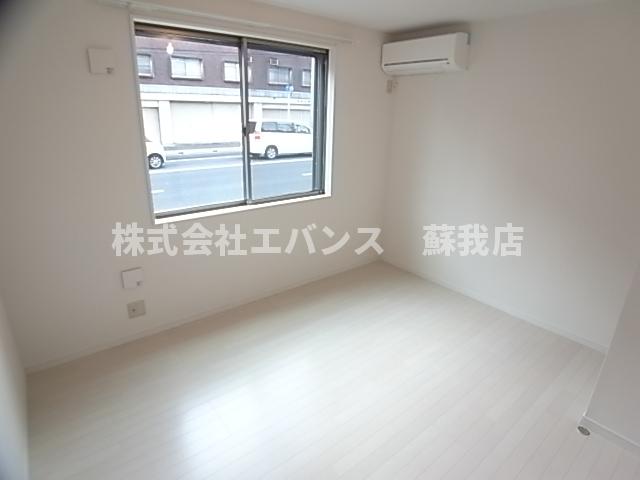 その他部屋・スペース　開放的な寝室です