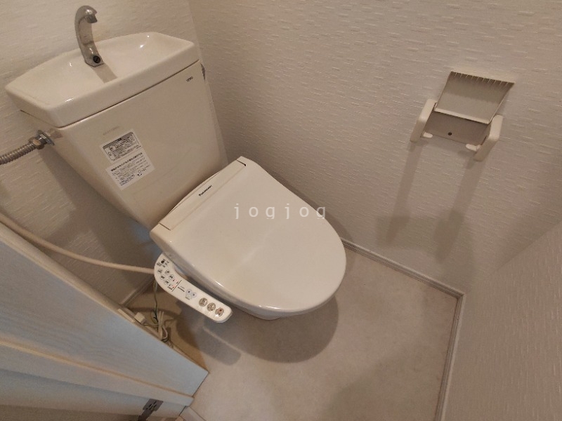 トイレ　嬉しい温水洗浄便座付きのトイレです。