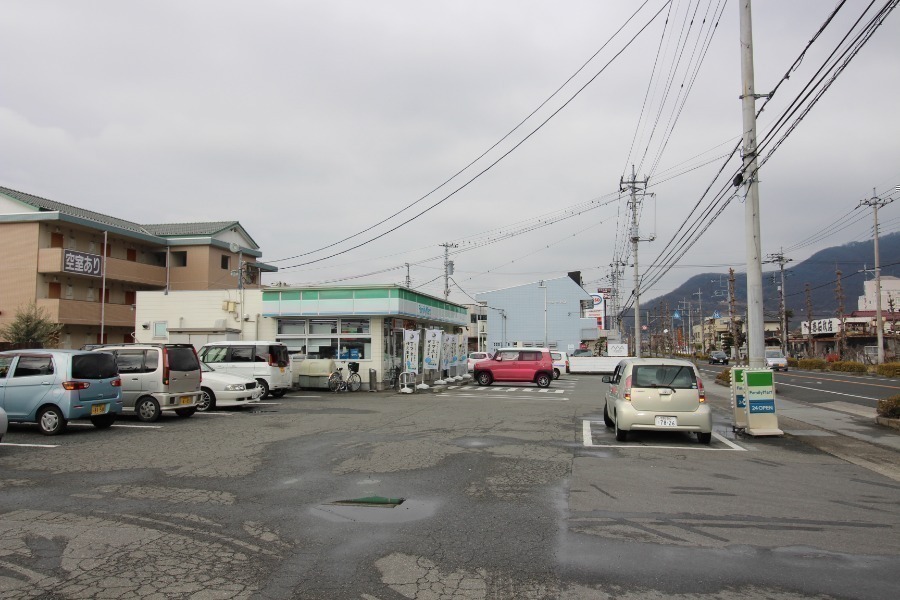コンビニ　ファミリーマート石和町松本店（コンビニ）まで815m