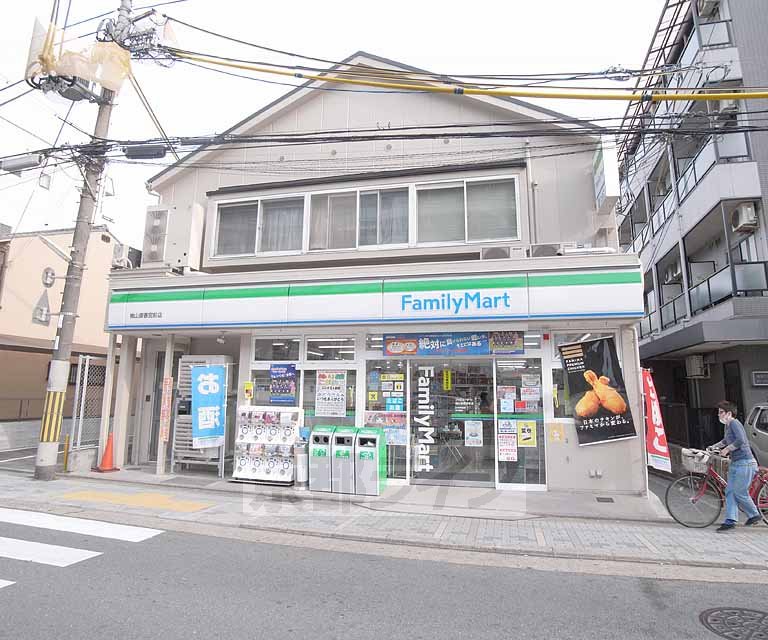 コンビニ　ファミリーマート 桃山御香宮前店（コンビニ）まで96m