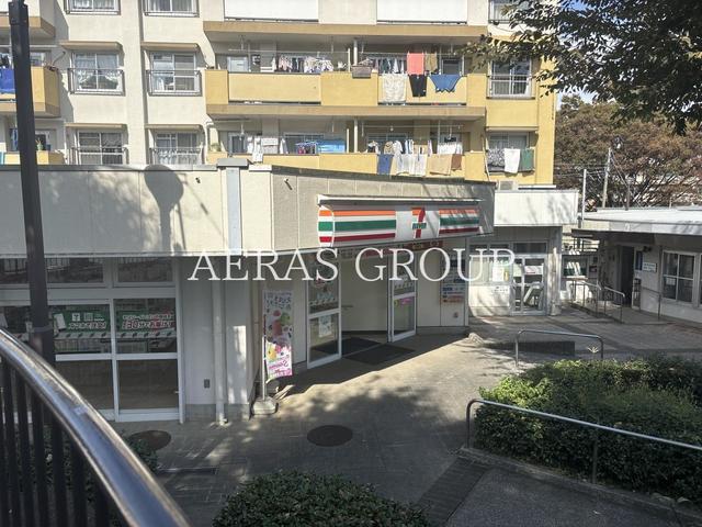 コンビニ　セブン-イレブン ＵＲくぬぎ台団地店（コンビニ）まで740m