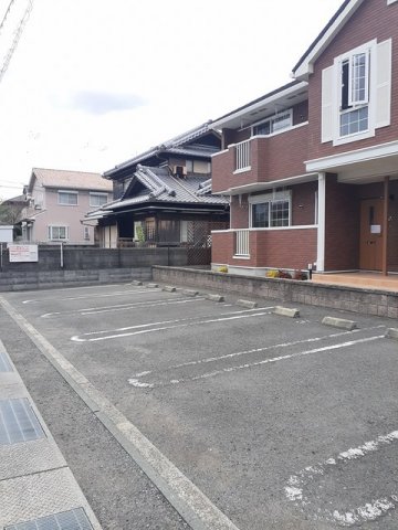 駐車場　駐車場があるので、車を買う予定の方も安心です