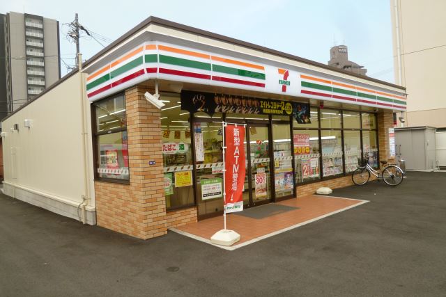 コンビニ　セブンイレブン（コンビニ）まで220m