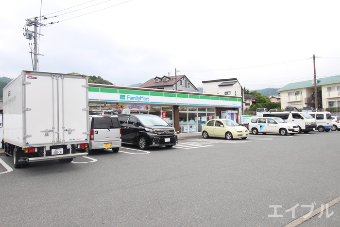 コンビニ　ファミリーマート柏原四丁目店（コンビニ）まで992m