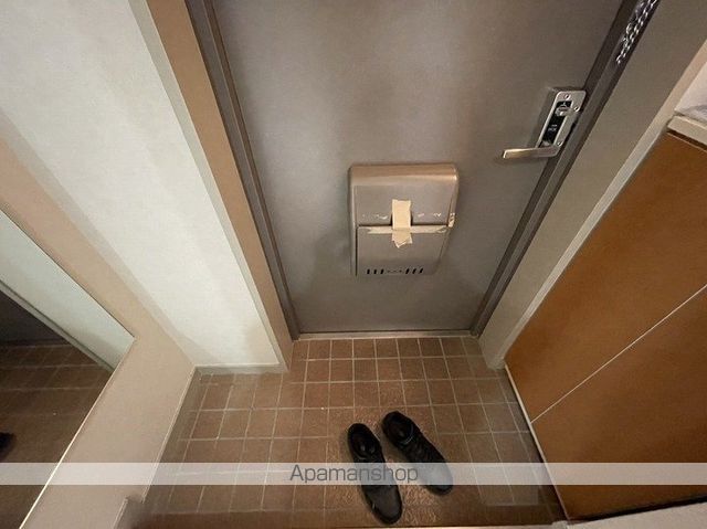 地下鉄中央線 高井田駅 徒歩3分 9階建 築32年の玄関写真