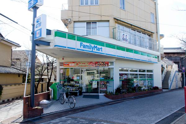 コンビニ　ファミリーマート梶友西向日駅前店（コンビニ）まで257m