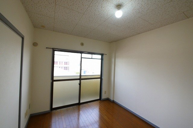 居室・リビング　しっかりと日差しがはいるお部屋ですよ。