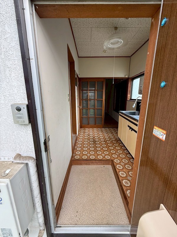 玄関　101号室の写真参照