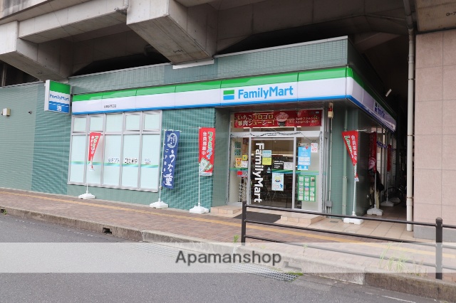 コンビニ　ファミリーマート（コンビニ）まで305m