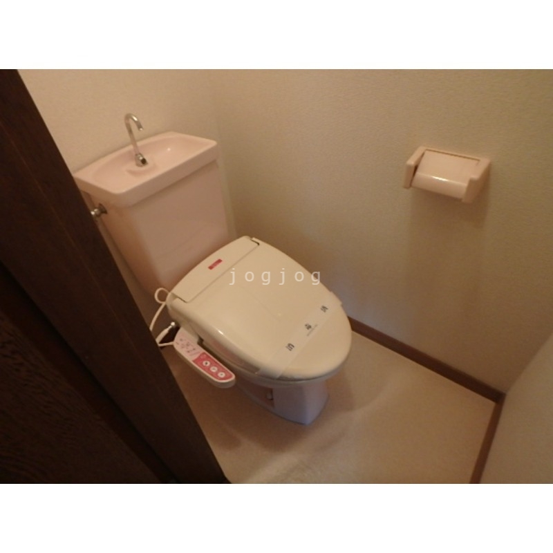 トイレ　嬉しい温水洗浄便座付きのトイレです。