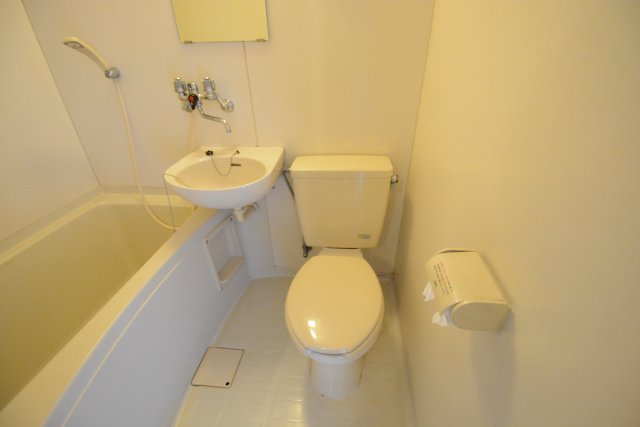 トイレ　浴室内にトイレがあります♪