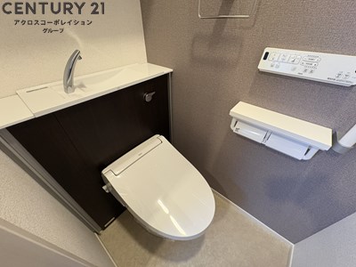 トイレ　温水洗浄便座付きのトイレです♪