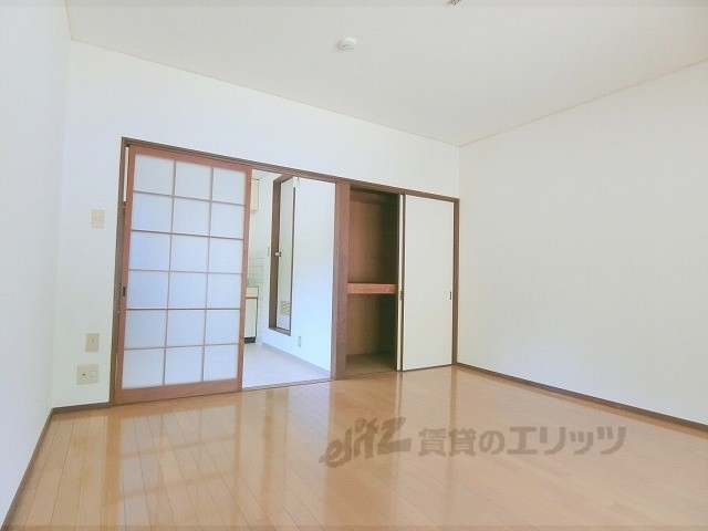 コスモハイツ北白川の居間写真