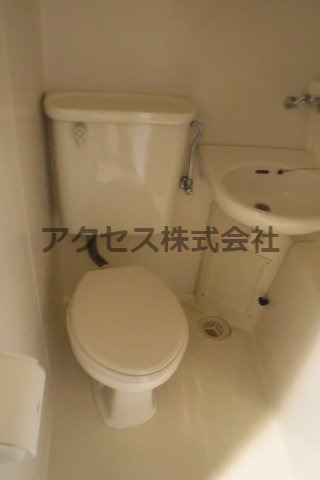 トイレ　※同建物別室、参考写真 3点ユニットの浴室です
