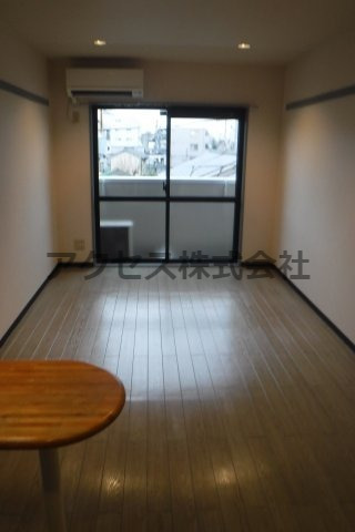 居室・リビング　※同建物別室、参考写真