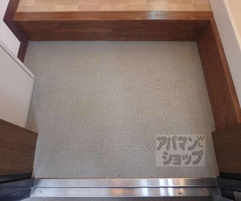 地下鉄烏丸線 今出川駅 徒歩3分 4階建 築25年の玄関写真