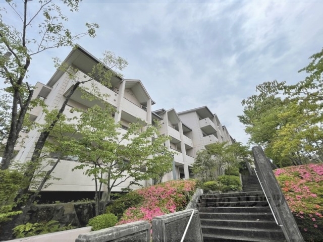 ヒルクレストあやめ池の外観写真