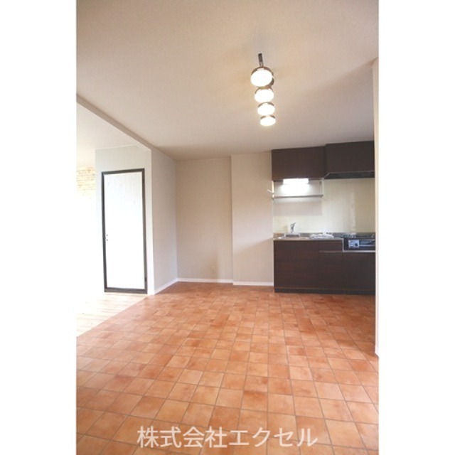 ＪＲ青梅線 福生駅 バス乗車時間：6分 最寄りバス停で下車 徒歩10分 2階建 築32年の居間写真