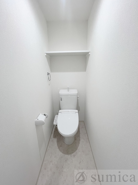 トイレ　人気アイテムの温水洗浄便座。清潔感のあるトイレです。