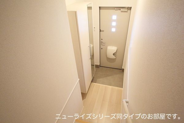 玄関　※参考写真　同建築メーカー施工の同間取完成他物件のものです。