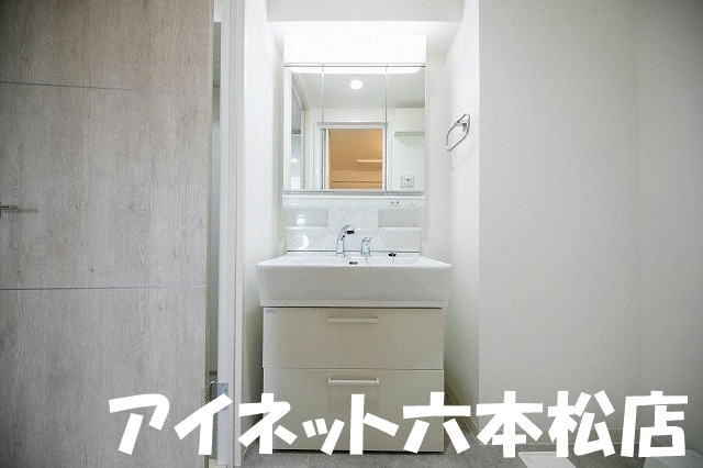 洗面設備　朝の身支度はこちらでどうぞ。