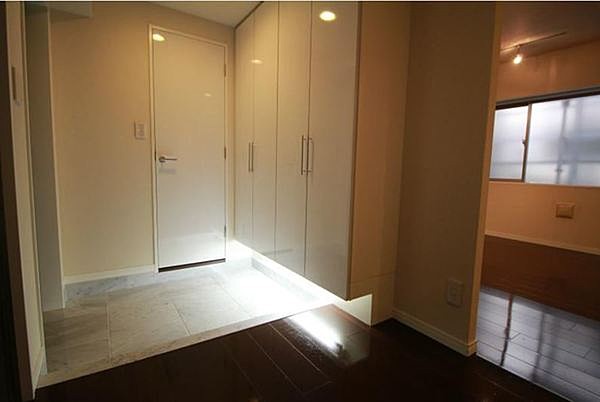 玄関　※別部屋の参考写真です。