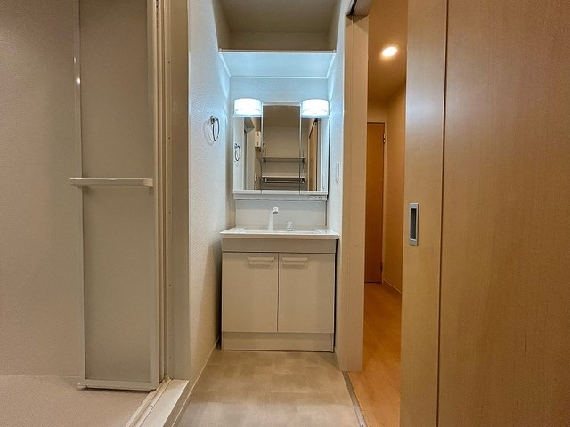 洗面設備　明るい洗面所です