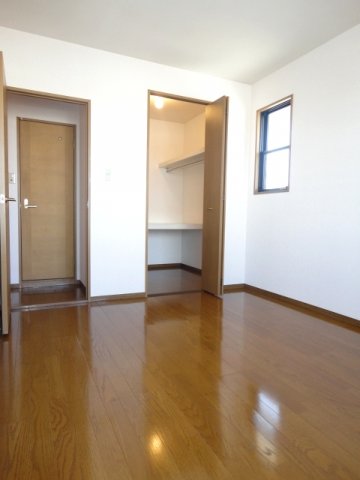 その他部屋・スペース　開放的な寝室です