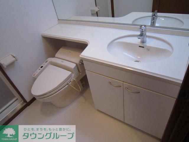 洗面設備　鏡の大きい洗面台