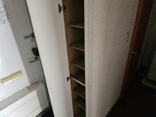 玄関　備品や設備仕様は号室等により異なります現地をご確認下さい。