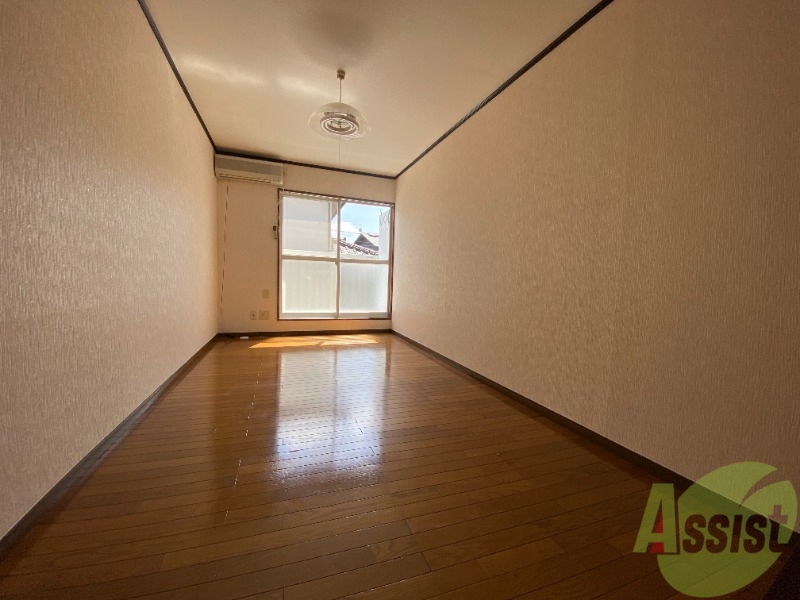 居室・リビング　リビングはこんな感じです。窓が大きくて良く陽が入ってきます。