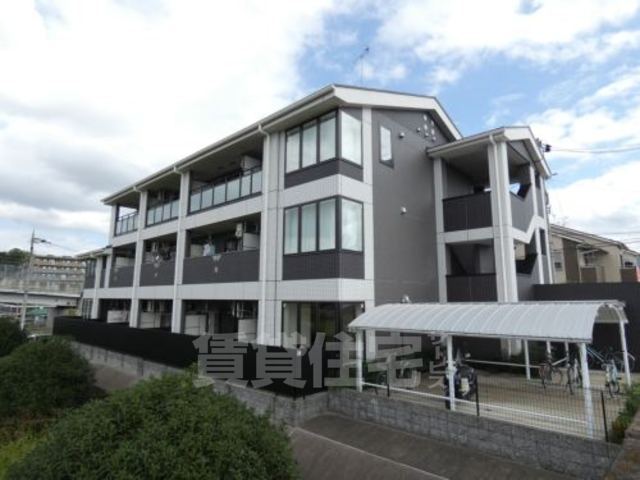 京都市伏見区桃山町因幡のマンションの建物外観