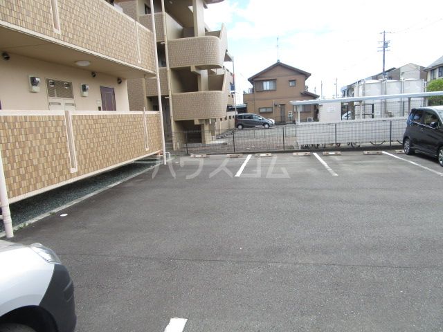 【袋井市川井のマンションの駐車場】