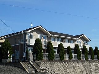 亀山市野村のアパートの建物外観