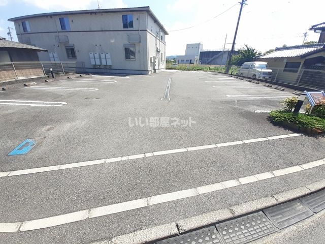 【名張市大屋戸のアパートの駐車場】