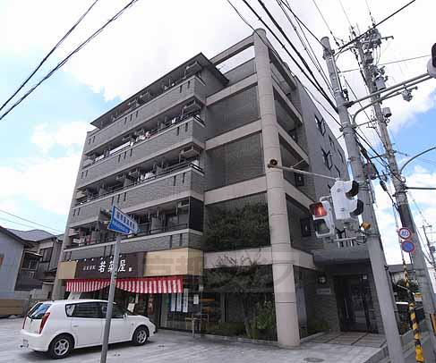 京都市伏見区深草秡川町のマンションの建物外観