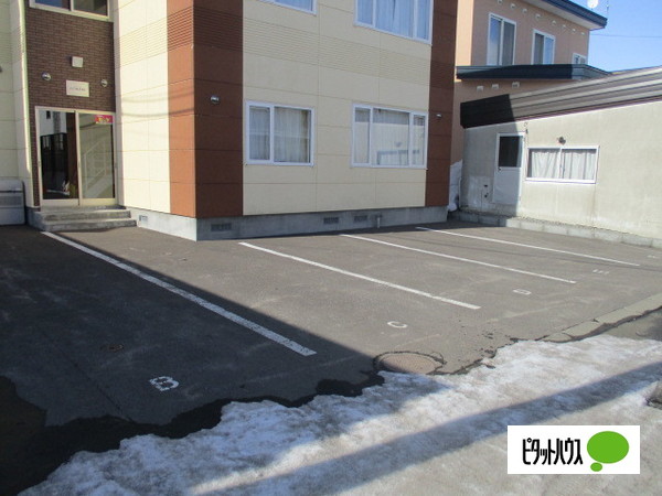 【旭川市新富一条のアパートの駐車場】