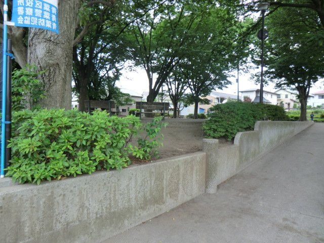 【横浜市青葉区しらとり台のマンションの公園】