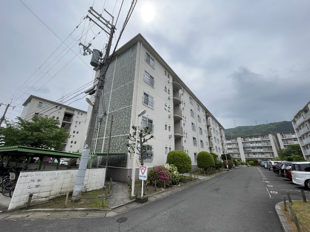 三島郡島本町青葉のマンションの建物外観