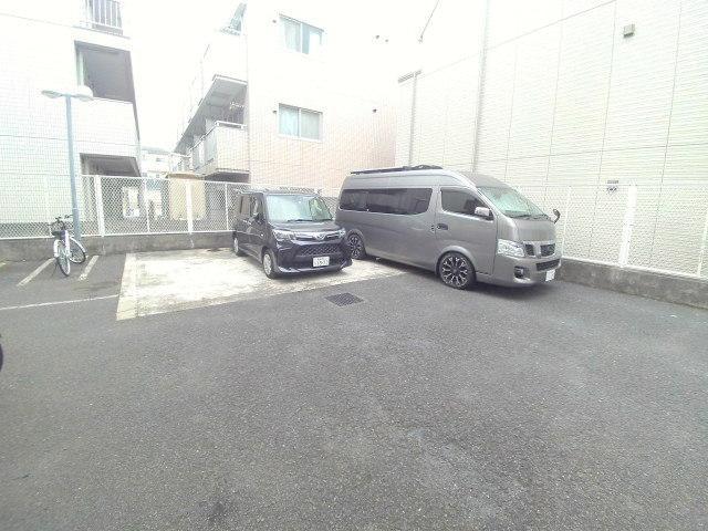 【新潮通り一番館の駐車場】