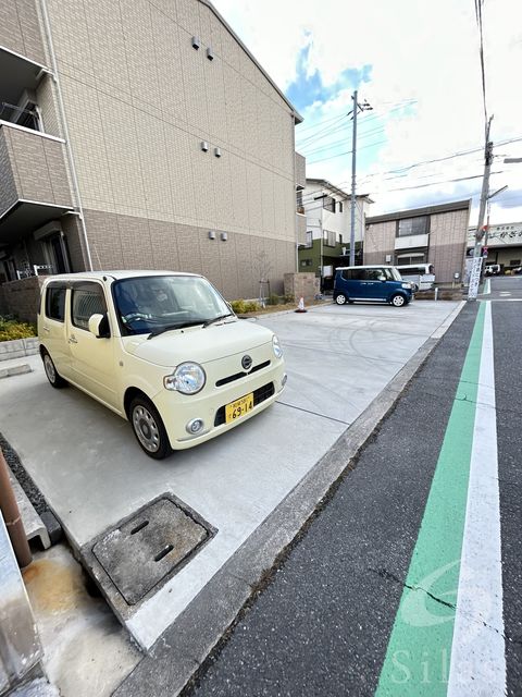 【泉佐野市中町のアパートの駐車場】