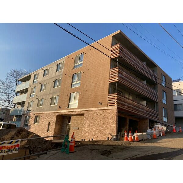 【札幌市豊平区月寒西四条のマンションの建物外観】